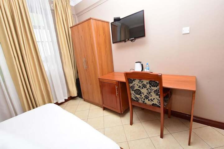 Room 9 of 17