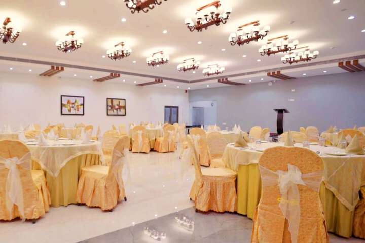 Ballroom/Hall 31 of 34