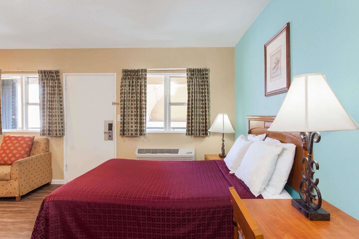 2 Queen Beds Beds Deluxe Room (5 of 12)