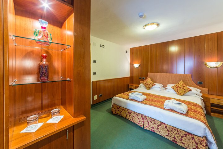 Room 5 of 176