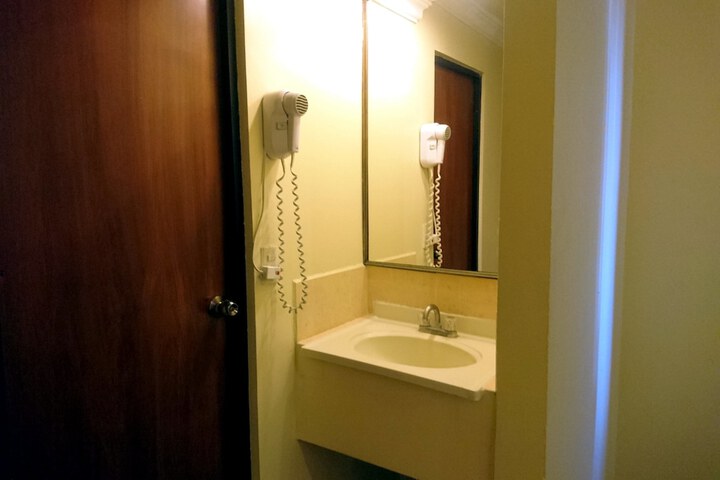 Room 22 of 38