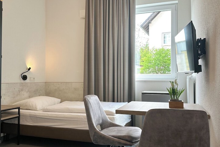 Room 6 of 12