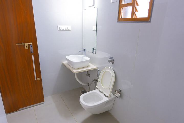 Room 5 of 16