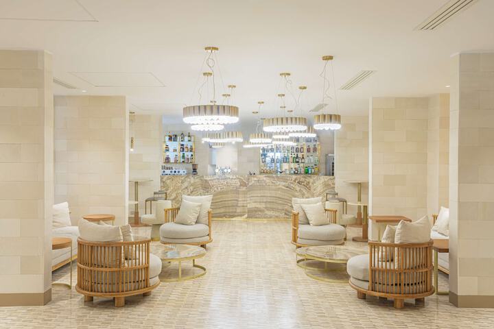 Lounge 56 of 79