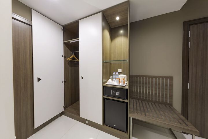 Room 6 of 25