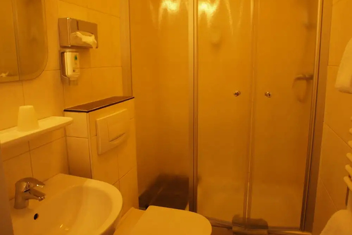 Room 9 of 24