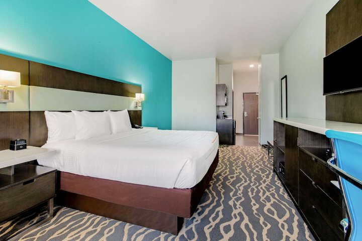1 King Bed Mobility Hearing Accessible Room Roll in Shower (6 of 13)