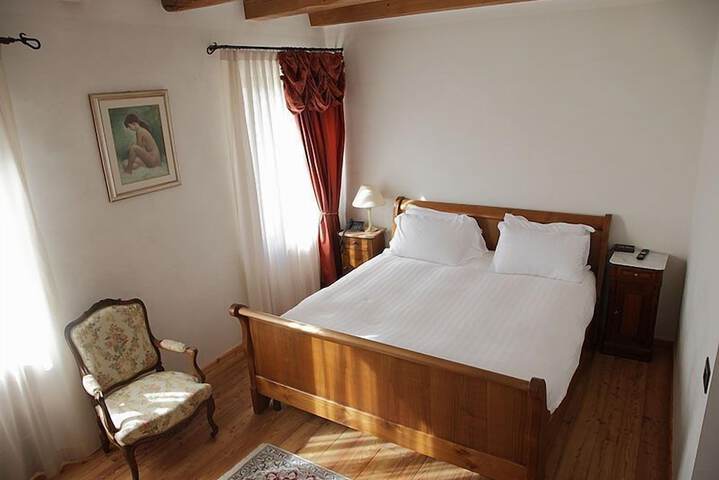 Room 4 of 33