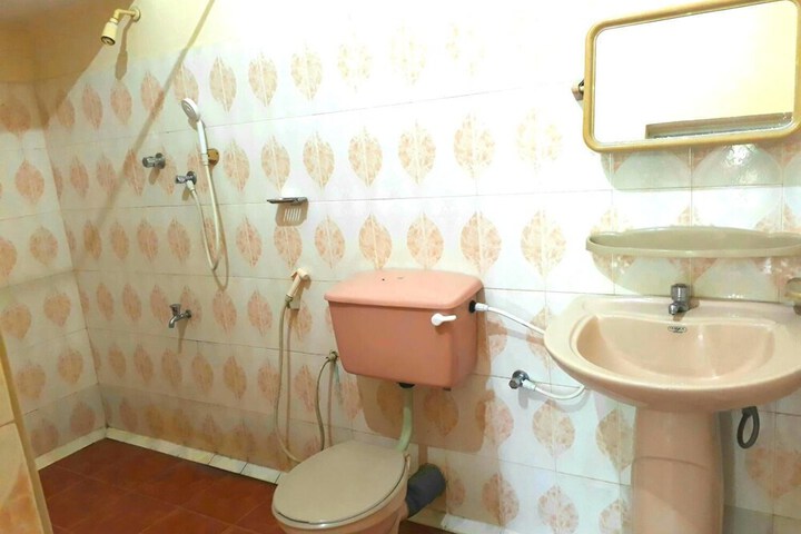 Room 10 of 18