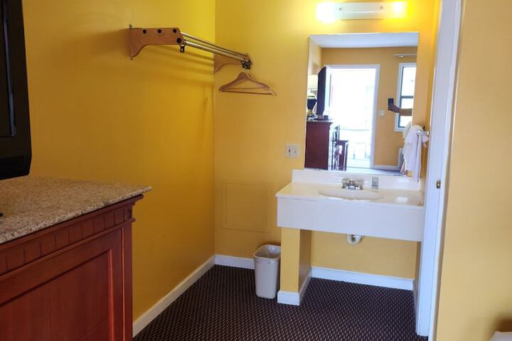 Basic Double Room (2 of 5)