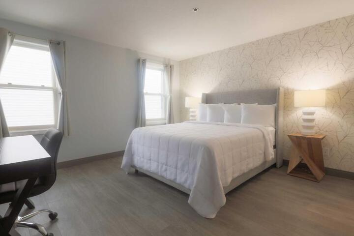 1 Queen Bed (10 of 10)