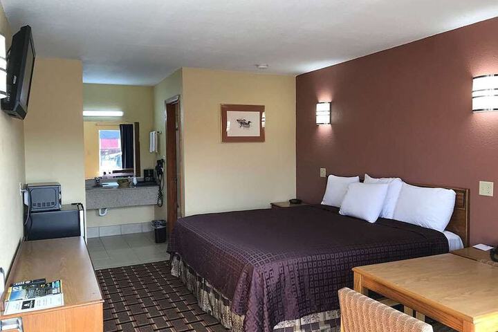 1 King Bed - Free WiFi, Microwave, Minifridge Coffeemaker, Hairdryer Cable TV HBO (11 of 11)