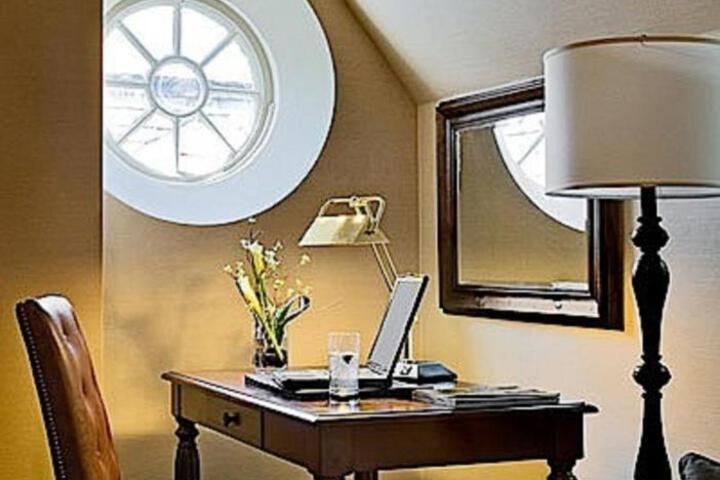 Cozy Style Queen Bed (4 of 7)