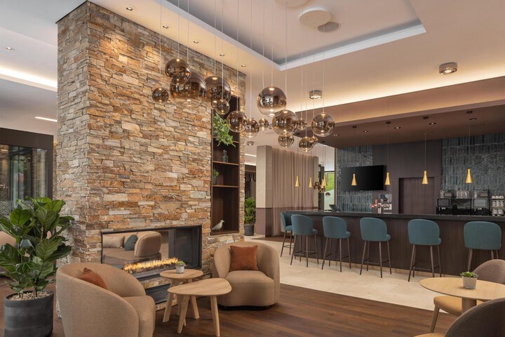 Lounge 68 of 79
