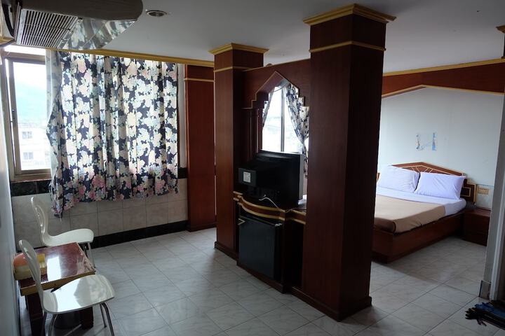 Room 9 of 20