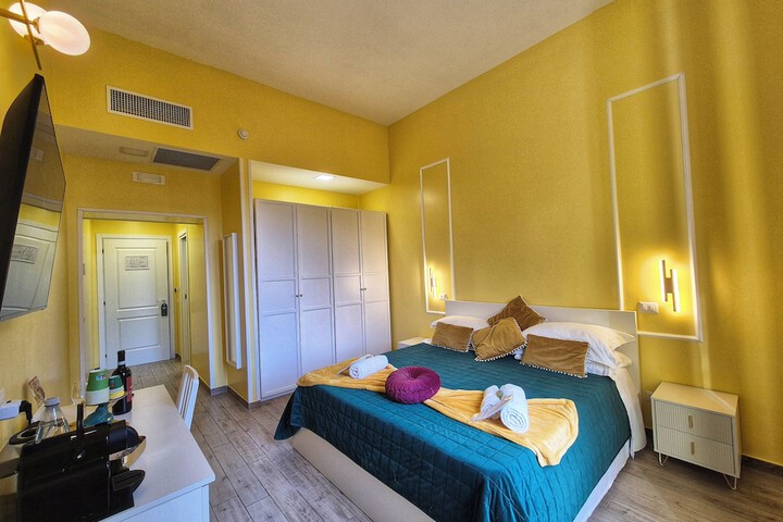 Room 16 of 36
