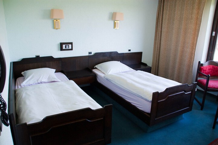 Room 5 of 6