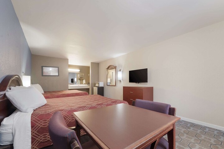 Room 9 of 33