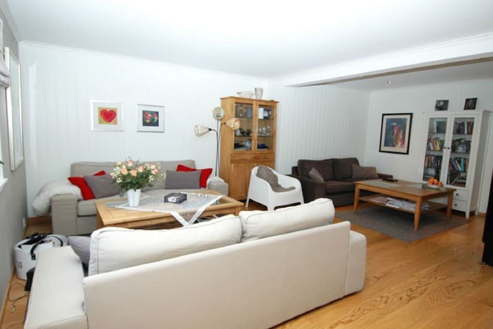 Room 6 of 12