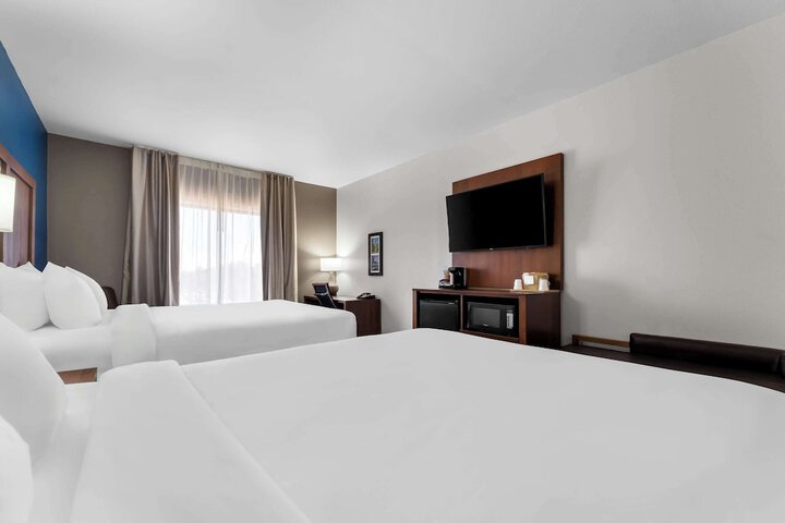 2 Queen Beds Accessible (3 of 7)