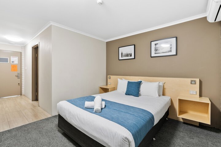 Room 8 of 34