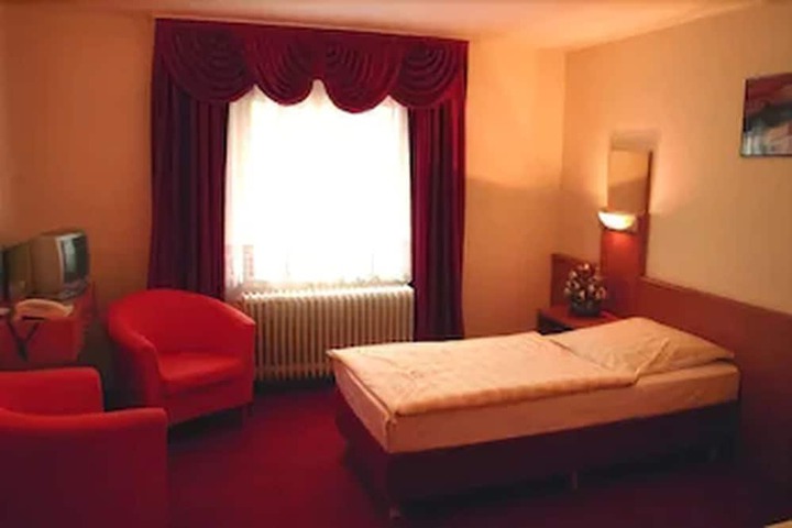 Room 8 of 41