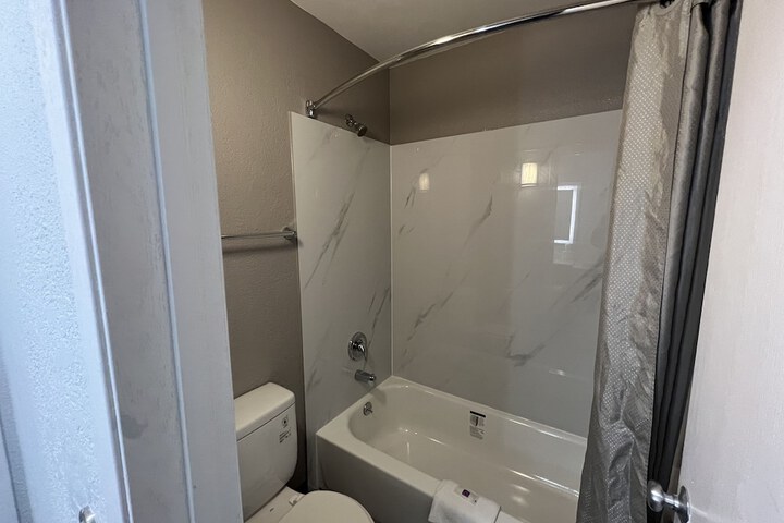 1 Queen Bed (11 of 17)