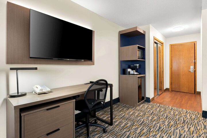 2 Queen Accessible Bathtub First Floor Microwave, Refrigerator WiFi Continental Breakfast (9 of 14)