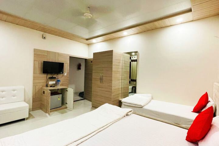 Room 6 of 10