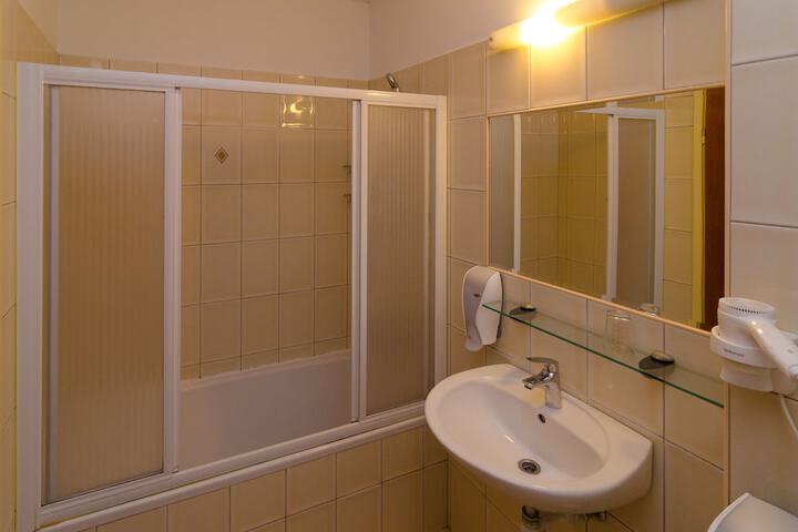Room 48 of 60