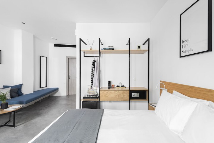 Room 8 of 100