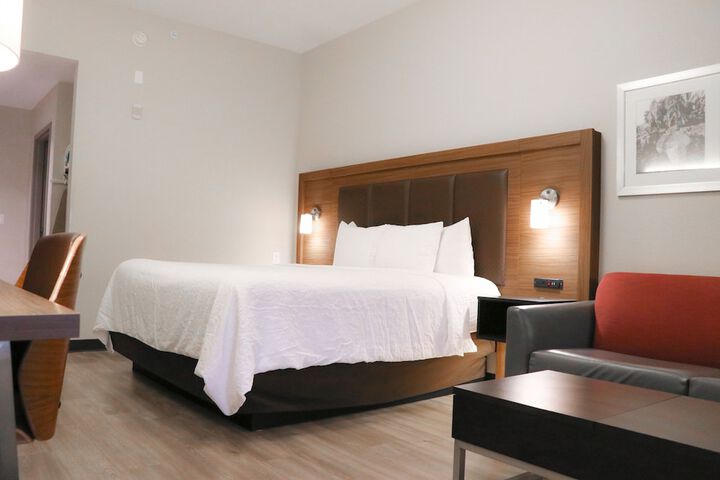 1 King Bed (4 of 10)