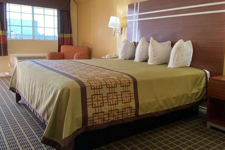 1 King Bed (1 of 13)