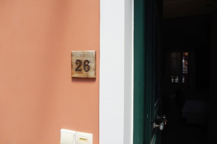 Room 32 of 37