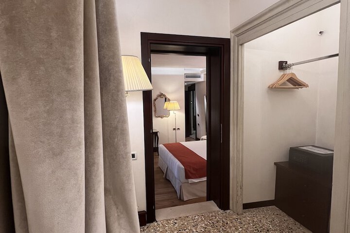 Room 85 of 290