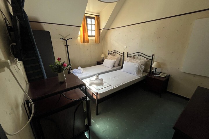 Room 44 of 120