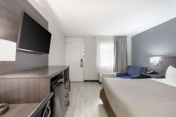 1 Queen Bed (6 of 15)