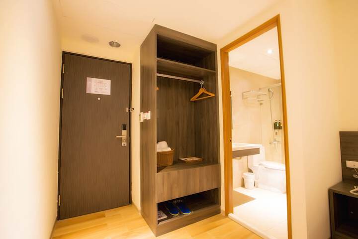 Room 28 of 63