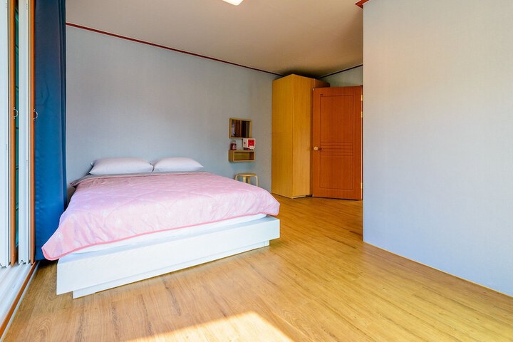 Room 6 of 102