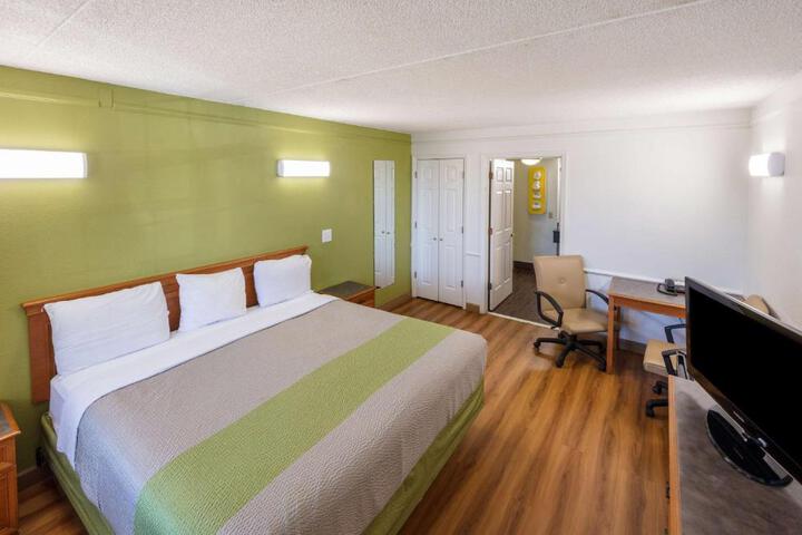 1 King Bed (4 of 16)
