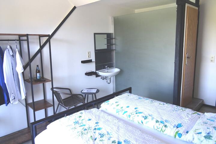 Room 13 of 442