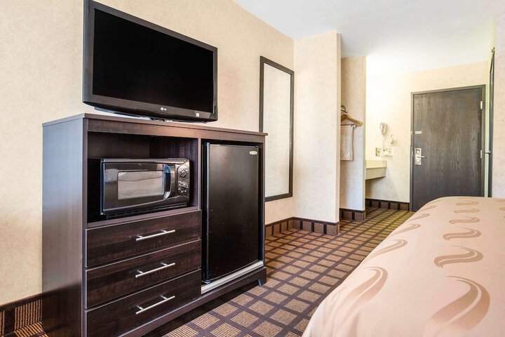 1 King Bed (7 of 17)