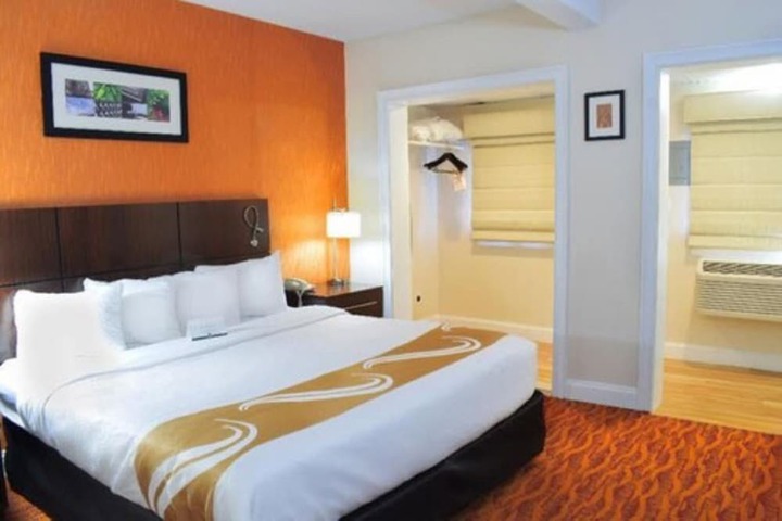 1 King Bed (3 of 6)