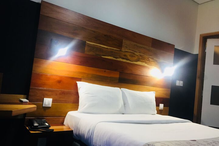 Room 12 of 77