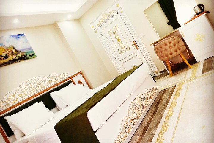Room 5 of 10