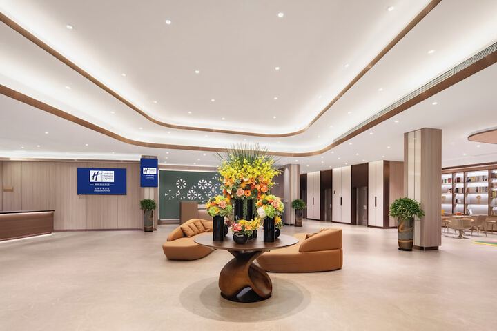 Entrance & Lobby