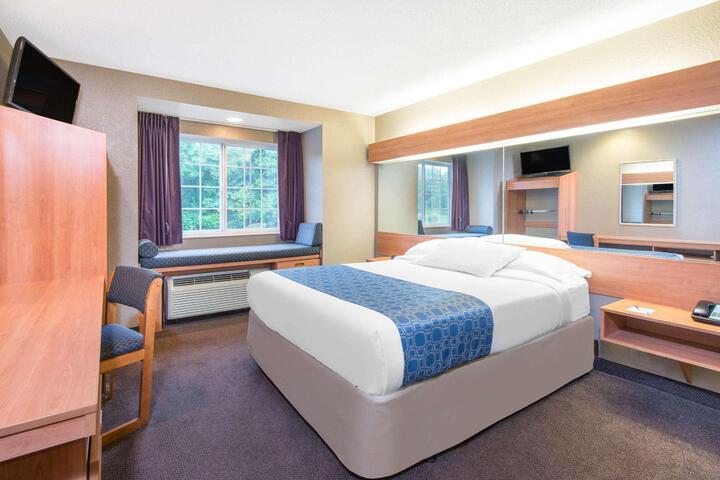1 Queen Bed Mobility Hearing Accessible Room Bathtub with Grab Bars (3 of 16)