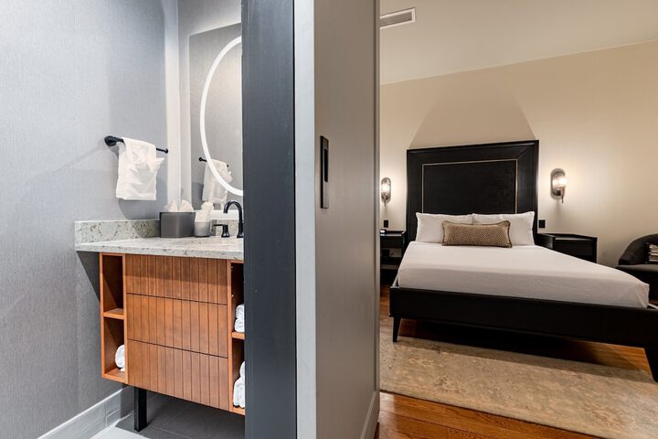 Room 105 of 341