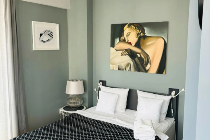 Room 6 of 10