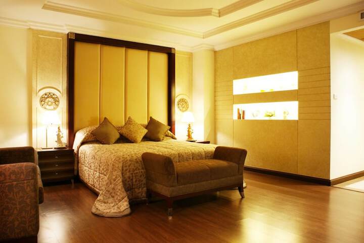 Room 16 of 76